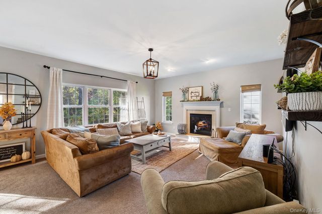 58 Red Maple Way, New Windsor, NY 12553