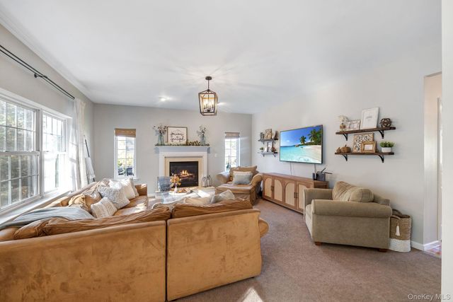 58 Red Maple Way, New Windsor, NY 12553