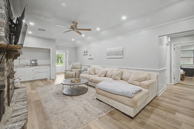 105 Cottonwood Dr, Houma, LA 70360
