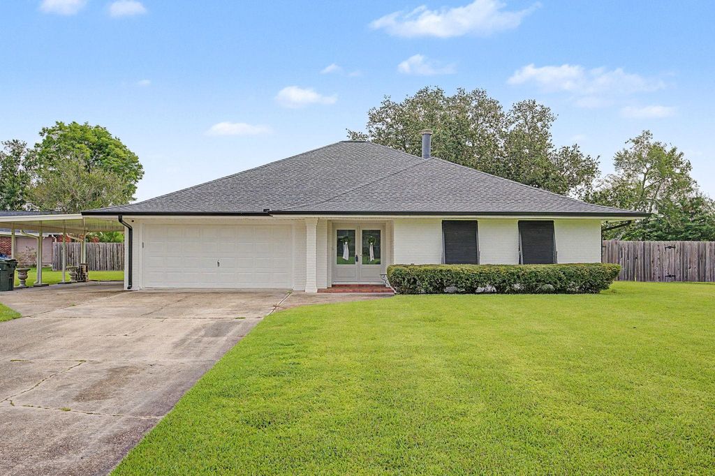105 Cottonwood Dr, Houma, LA 70360