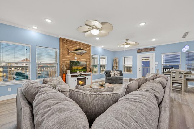123 Carlton Avenue, Surfside Beach, TX 77541
