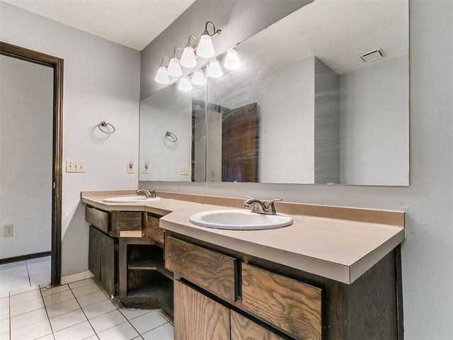 4000 LANDMARK Road, Yukon, OK 73099