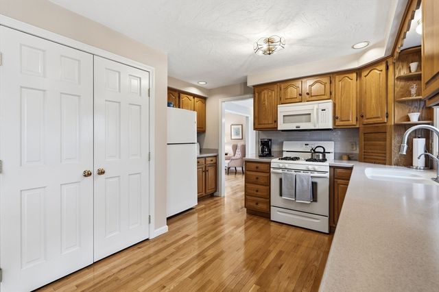 32 Dolly Dr, Worcester, MA 01604