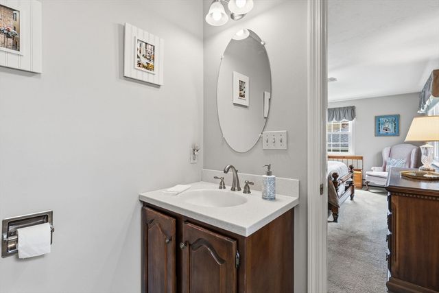 32 Dolly Dr, Worcester, MA 01604