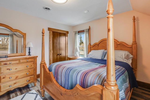 211 E Main STREET, Mishicot, WI 54228