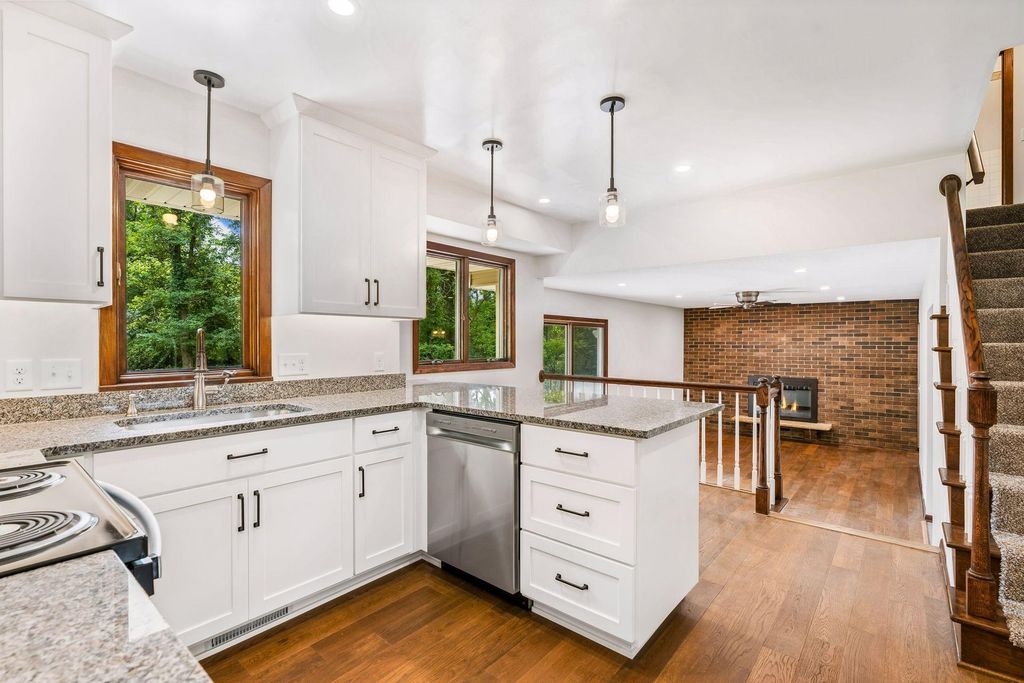 1086 Carlton Drive, Shoreview, MN 55126 — photo 4