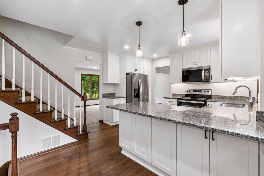 1086 Carlton Drive, Shoreview, MN 55126 — photo 5