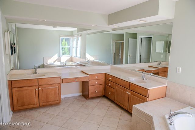 3 Green Springs Way, Freehold, NJ 07728