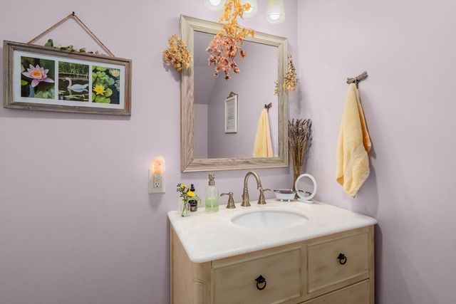 4 Waite Ave, Burlington, MA 01803