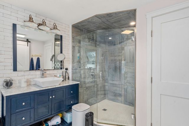 4 Waite Ave, Burlington, MA 01803