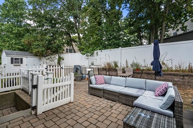 4 Waite Ave, Burlington, MA 01803