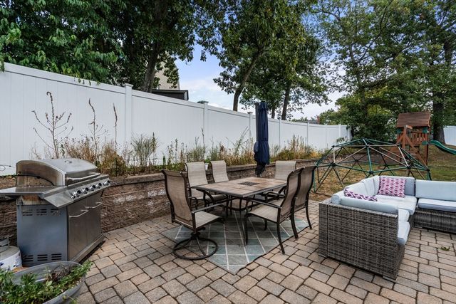 4 Waite Ave, Burlington, MA 01803