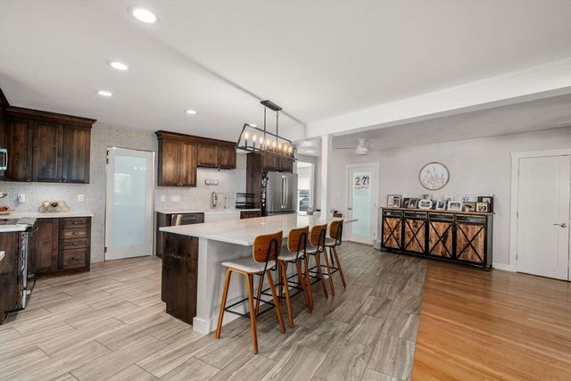 4 Waite Ave, Burlington, MA 01803