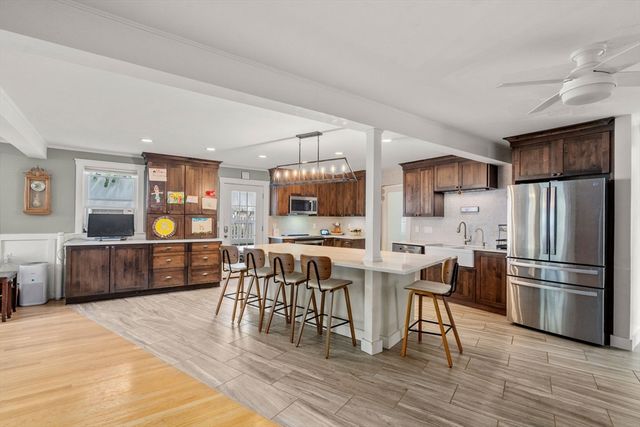 4 Waite Ave, Burlington, MA 01803