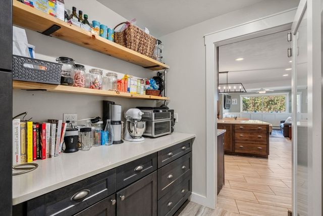 4 Waite Ave, Burlington, MA 01803