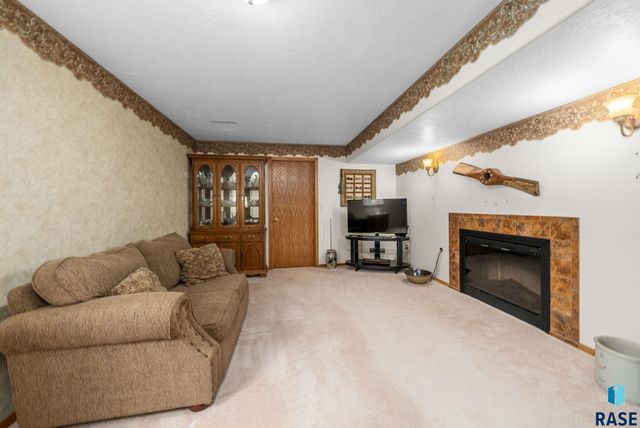 300 W 8th St Street, Dell Rapids, SD 57022