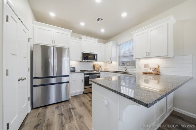 215 W 52nd Street, Sand Springs, OK 74063