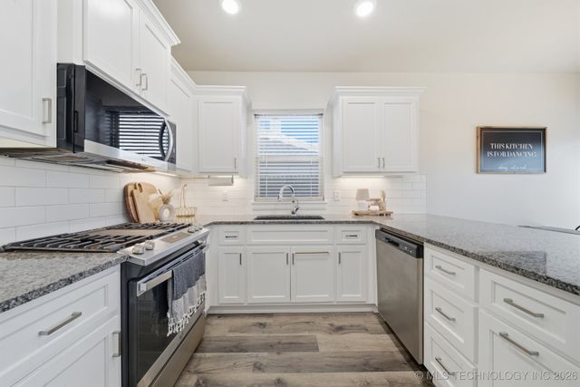 215 W 52nd Street, Sand Springs, OK 74063