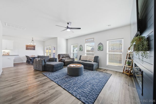 215 W 52nd Street, Sand Springs, OK 74063