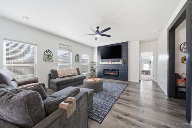 215 W 52nd Street, Sand Springs, OK 74063