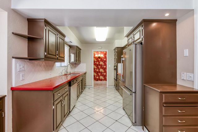 181 W Dovewood Lane, Fresno, CA 93704