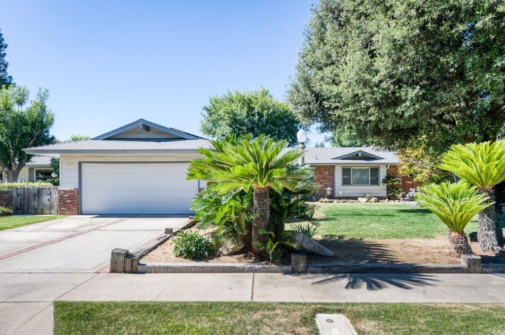 Image 1 of property listing at 181 W Dovewood Lane, Fresno, CA 93704