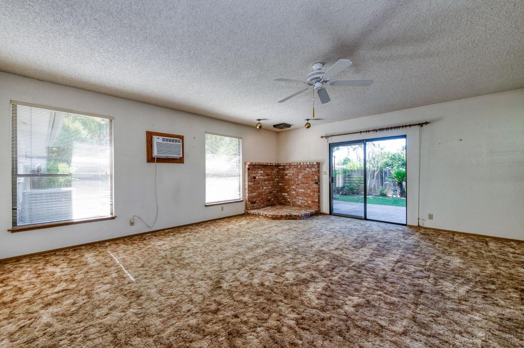 Image 10 of property listing at 181 W Dovewood Lane, Fresno, CA 93704
