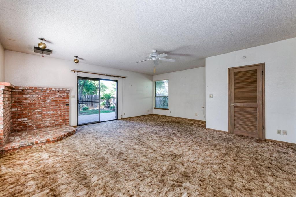 Image 11 of property listing at 181 W Dovewood Lane, Fresno, CA 93704