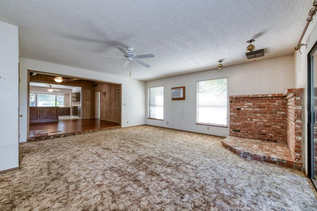 Image 12 of property listing at 181 W Dovewood Lane, Fresno, CA 93704