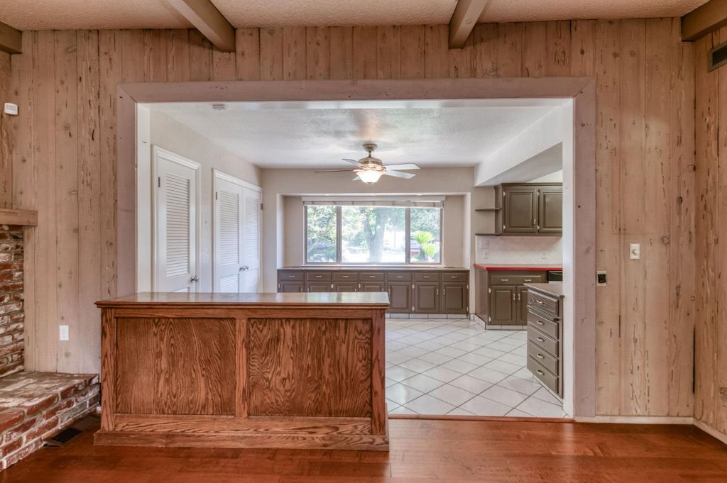 Image 13 of property listing at 181 W Dovewood Lane, Fresno, CA 93704