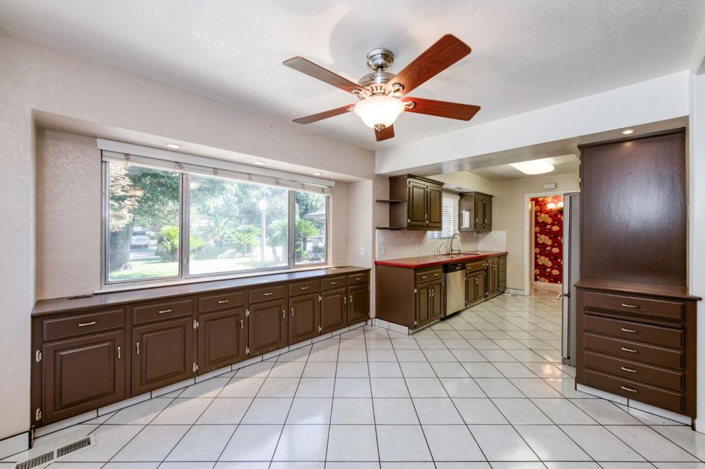 Image 14 of property listing at 181 W Dovewood Lane, Fresno, CA 93704