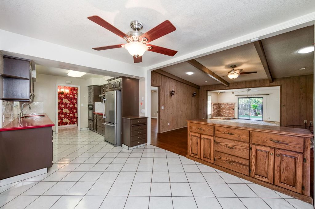 Image 15 of property listing at 181 W Dovewood Lane, Fresno, CA 93704
