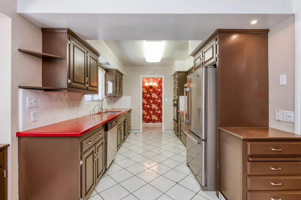 Image 16 of property listing at 181 W Dovewood Lane, Fresno, CA 93704