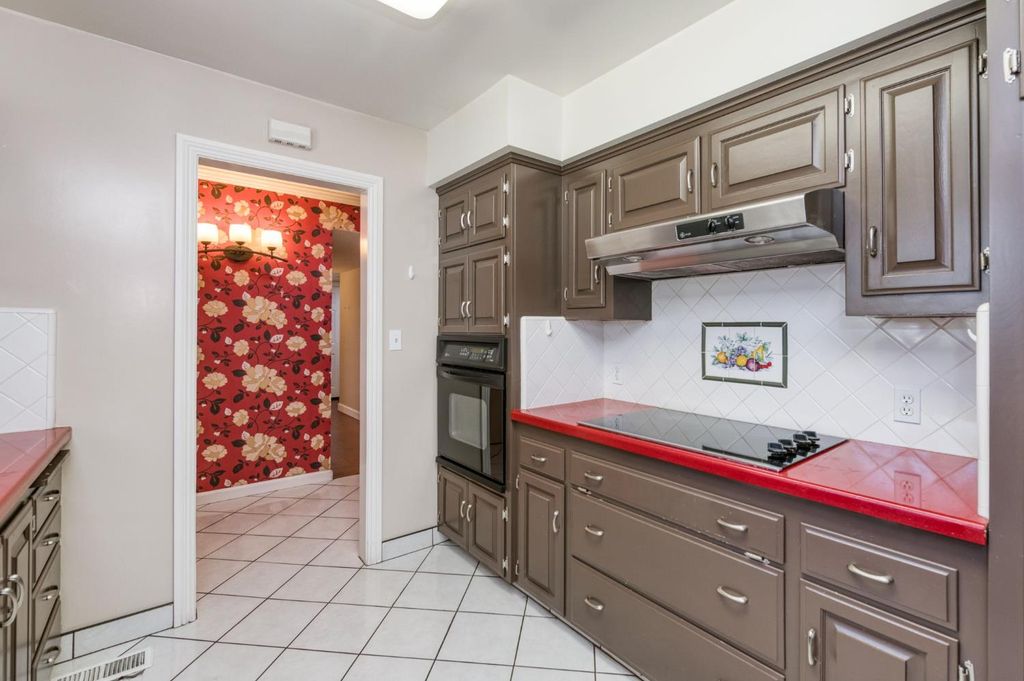 Image 17 of property listing at 181 W Dovewood Lane, Fresno, CA 93704