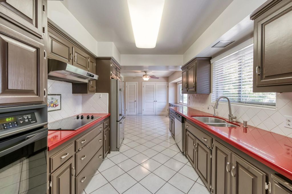 Image 18 of property listing at 181 W Dovewood Lane, Fresno, CA 93704