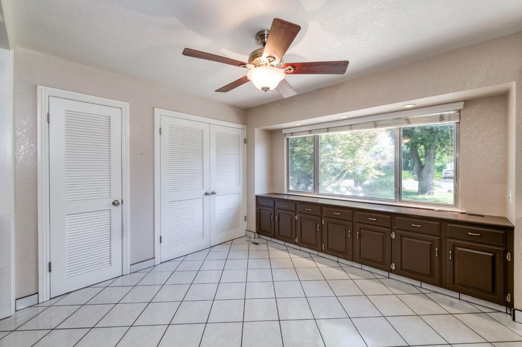 Image 19 of property listing at 181 W Dovewood Lane, Fresno, CA 93704