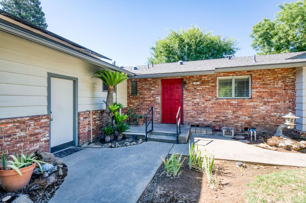 Image 2 of property listing at 181 W Dovewood Lane, Fresno, CA 93704