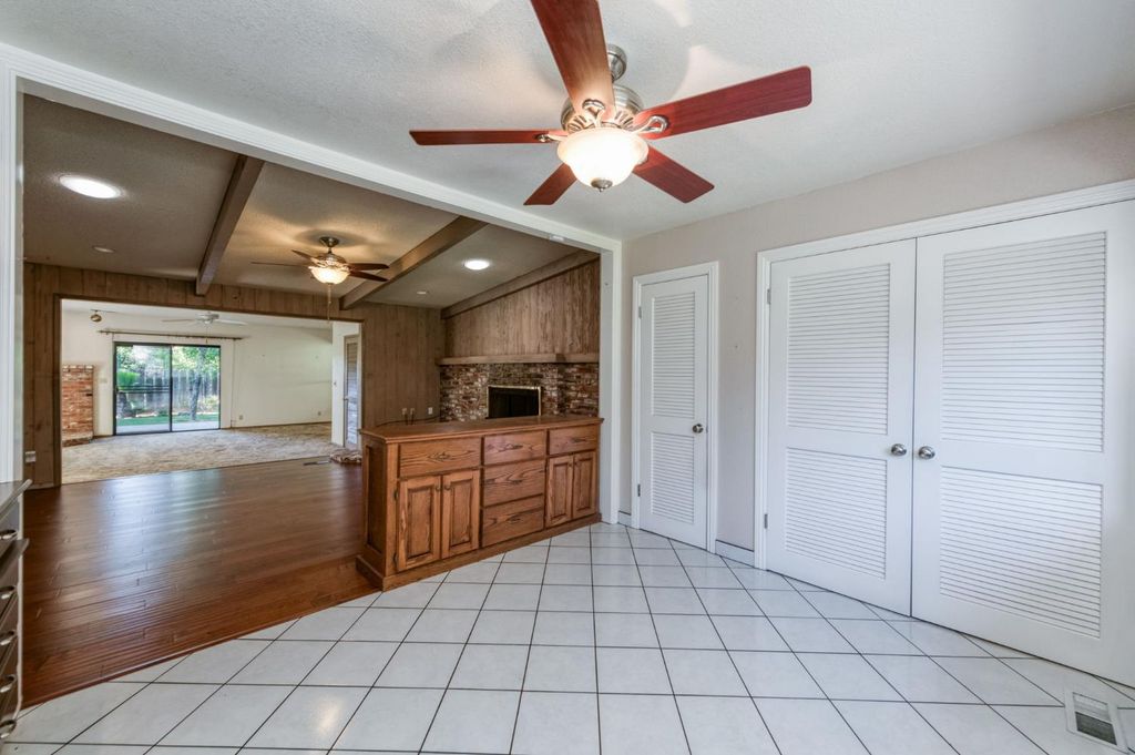 Image 20 of property listing at 181 W Dovewood Lane, Fresno, CA 93704