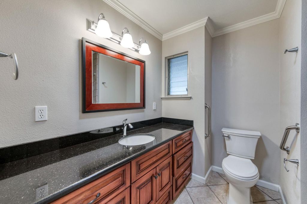 Image 21 of property listing at 181 W Dovewood Lane, Fresno, CA 93704