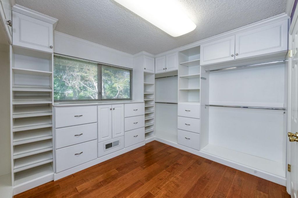 Image 23 of property listing at 181 W Dovewood Lane, Fresno, CA 93704