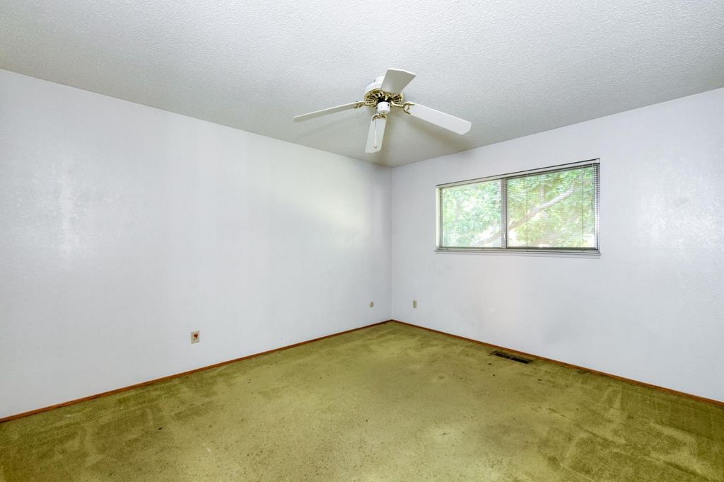 Image 25 of property listing at 181 W Dovewood Lane, Fresno, CA 93704