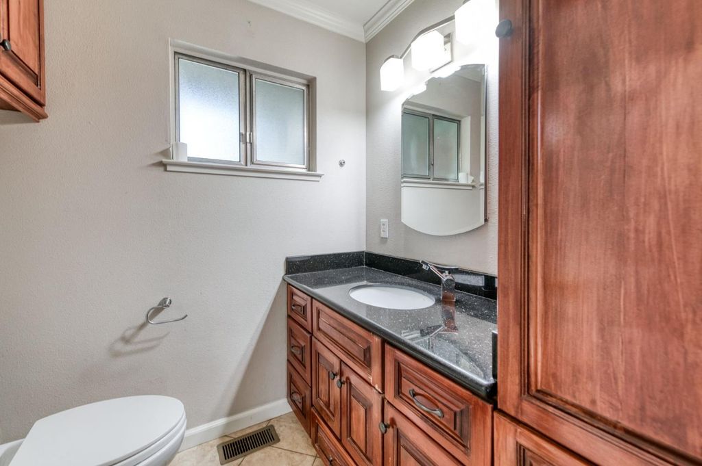 Image 29 of property listing at 181 W Dovewood Lane, Fresno, CA 93704