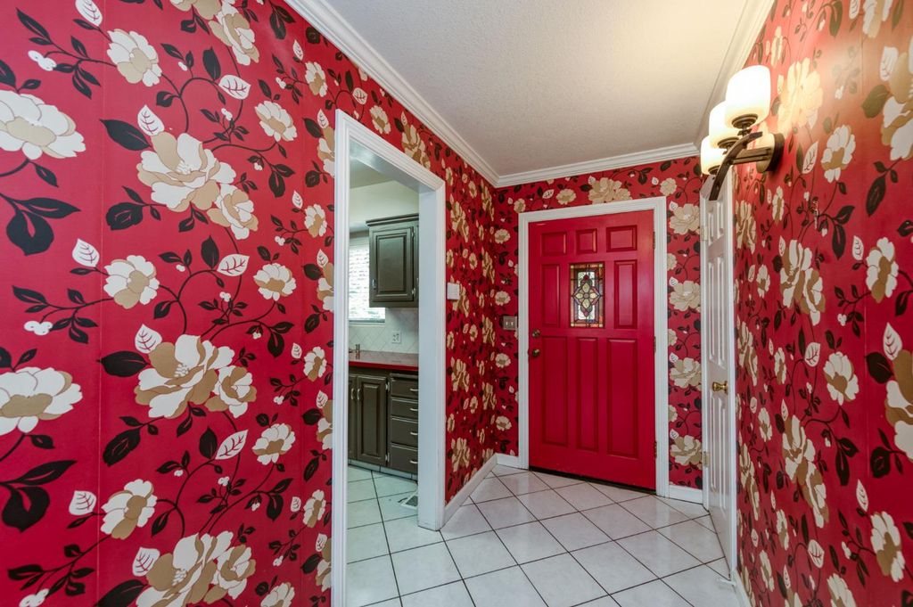 Image 3 of property listing at 181 W Dovewood Lane, Fresno, CA 93704
