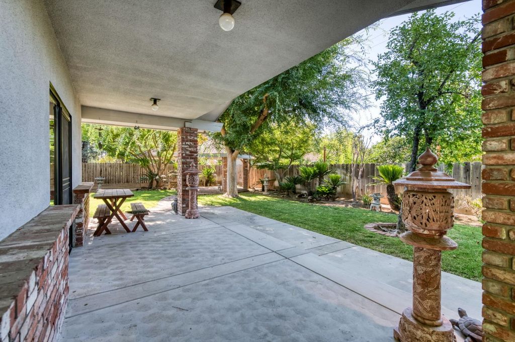 Image 31 of property listing at 181 W Dovewood Lane, Fresno, CA 93704