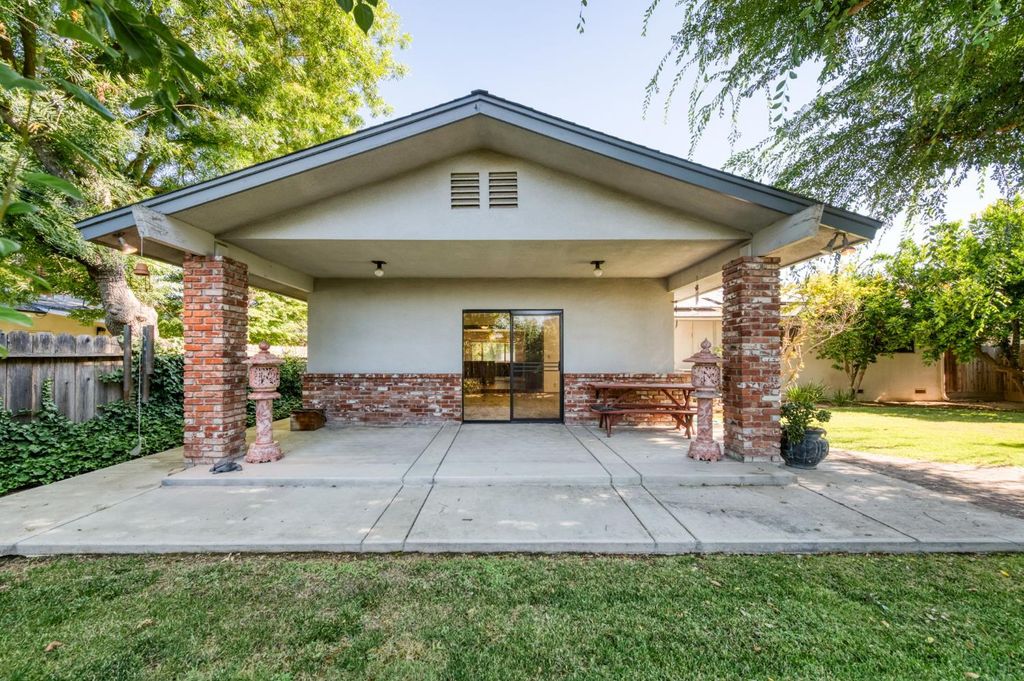 Image 33 of property listing at 181 W Dovewood Lane, Fresno, CA 93704