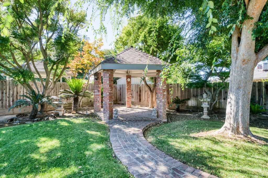 Image 35 of property listing at 181 W Dovewood Lane, Fresno, CA 93704