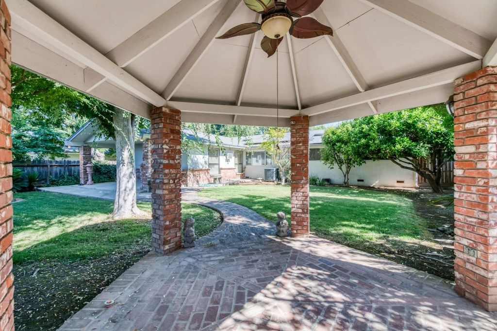 Image 36 of property listing at 181 W Dovewood Lane, Fresno, CA 93704