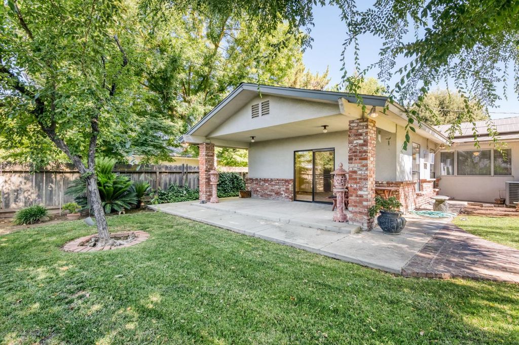 Image 37 of property listing at 181 W Dovewood Lane, Fresno, CA 93704