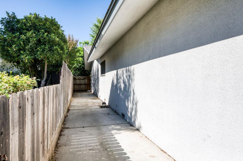 Image 38 of property listing at 181 W Dovewood Lane, Fresno, CA 93704