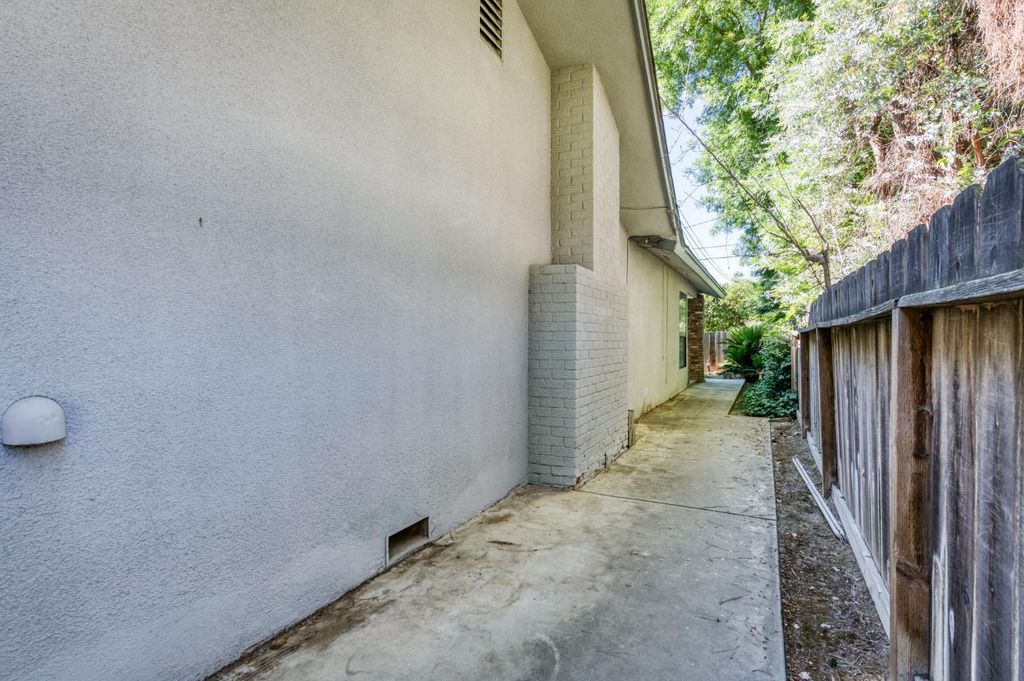 Image 39 of property listing at 181 W Dovewood Lane, Fresno, CA 93704